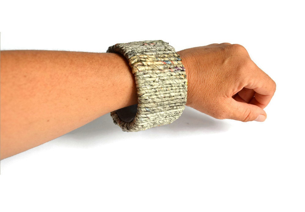 Bracelet made of newspaper yarn