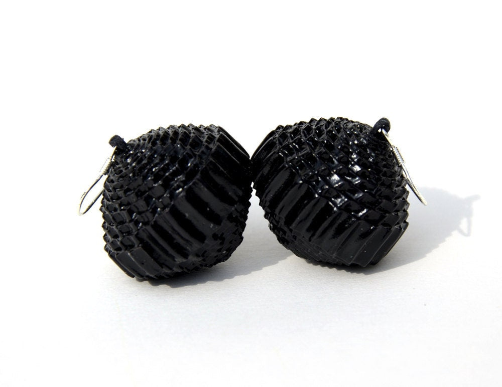 Black: Statement Necklace FILA with Beads of Corrugated Cardboard