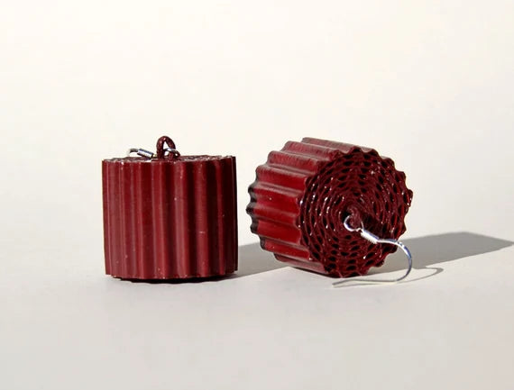 Bordeaux RULLO:  Earrings made of corrugated cardboard